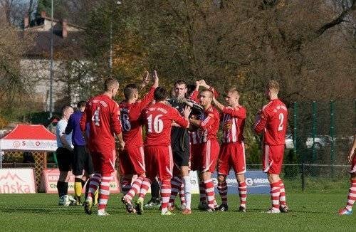 PIŁKA NOŻNA. Biała Gwiazda na drodze solarzy