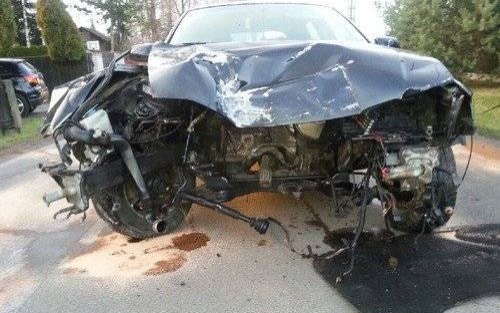 JAWISZOWICE. Po zderzeniu z ogrodzeniem silnik wypadł z audi. Kierowca był pijany