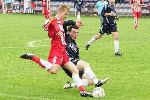 PIŁKA NOŻNA. Brązowi gubią punkty i Soła tuż za liderem