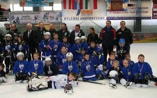 HOKEJ NA LODZIE. Młodzi oświęcimianie z Pucharem Burmistrza Dębicy