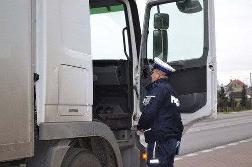 POWIAT. Policjanci odebrali 22 dowody rejestracyjne