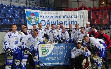 HOKEJ NA LODZIE. Płynie w nich biało-niebieska krew...