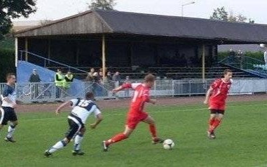 PIŁKA NOŻNA. Równy krok biało-niebieskich