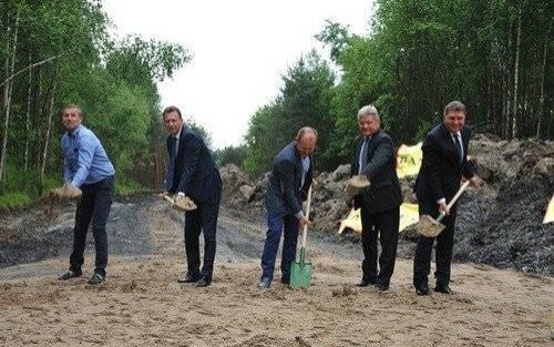 BOBREK. Samorządowcy wbili łopaty, budowlańcy zrobią resztę