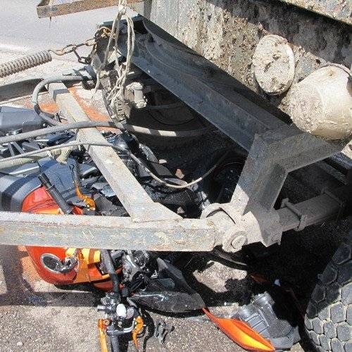 ZASOLE. Bolesne starcie motocyklisty z przyczepą traktora