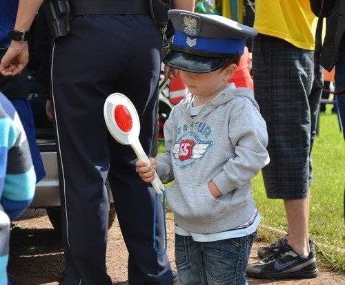 POWIAT. Dzieci wesoło wybiegły ze szkoły, a więc „Bezpieczne wakacje” czas zacząć