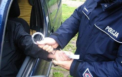 OSIEK. Wsiadł za kółko z trzema promilami. Po zatrzymaniu próbował przekupić policjantów