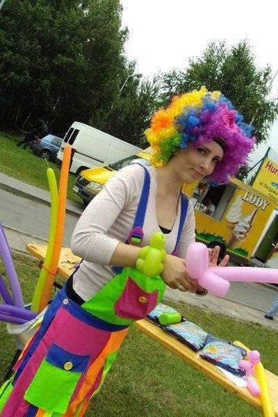 OŚWIĘCIM. Ekowioska przed OCK. Sadzenie drzewek, bieg z wiadrami wody i turniej segregacji śmieci