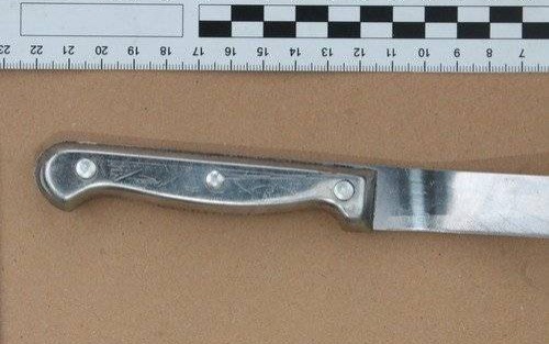 OŚWIĘCIM. Krewki „tatuś” przywitał policjantów z nożem w ręku. Ranił jednego z nich