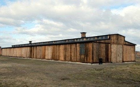 MUZEUM AUSCHWITZ. Scalili historyczny barak z Birkenau. Przez ponad 20 lat jego połowa znajdowała się... w USA