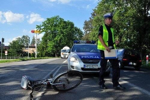 BRZESZCZE. Policjanci poszukują sprawcy potrącenia rowerzystki
