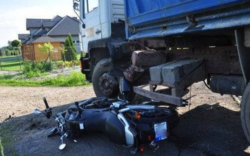 GORZÓW. Motocyklista podczas wyprzedzania zderzył się z ciężarówką