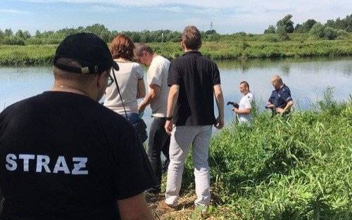 PILNE! Niestety, potwierdził się czarny scenariusz. Z Wisły w Bobrku wyłowiono zwłoki poszukiwanej od kilku dni młodej kobiety. FOTORELACJA