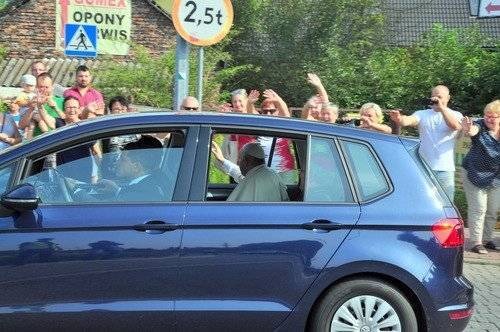 MUZEUM AUSCHWITZ. Papież Franciszek już w Oświęcimiu. FOTORELACJA