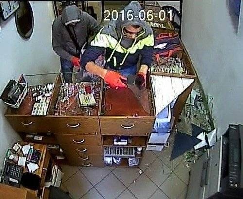 ZATOR. Napadli na sklep jubilerski. Policja ujawnia zdjęcia z monitoringu
