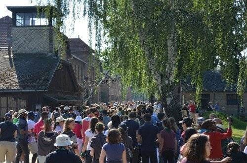 MUZEUM AUSCHWITZ. Dyrektor Cywiński dziękuje służbom zabezpieczającym wizytę pielgrzymów i Ojca Świętego w Miejscu Pamięci
