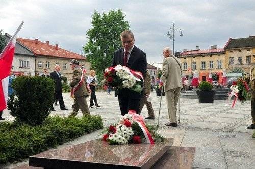 KĘTY. Złożyli kwiaty i wysłuchali pieśni historycznych - FOTORELACJA, FILM
