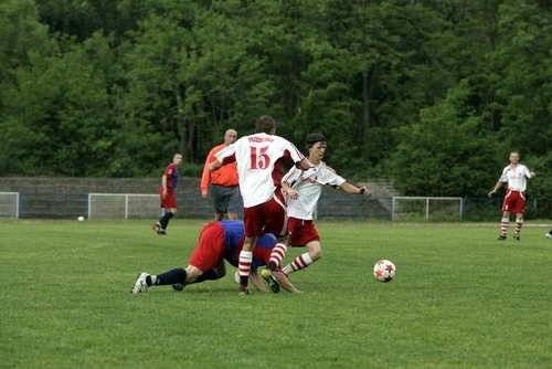 PIŁKA NOŻNA. Liderów dwóch po pierwszej serii