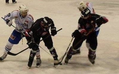 HOKEJ NA LODZIE. Biało-niebieska próba generalna