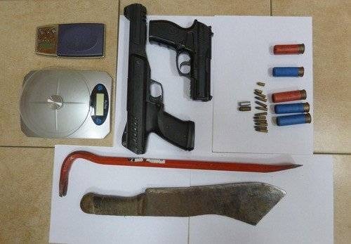 BRZESZCZE. Niezłe z niego ziółko. W domu 22-latka znaleziono broń i konopie indyjskie