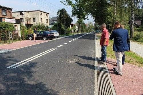 KĘTY. Ulica Żeromskiego po modernizacji szersza i bezpieczniejsza