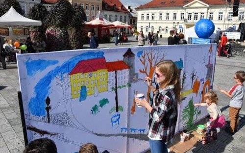 OŚWIĘCIM. Kuchnia i kultura na Rynku Głównym. Targ staroci na zamkowym dziedzińcu i darmowe zwiedzanie zamku - FOTORELACJA