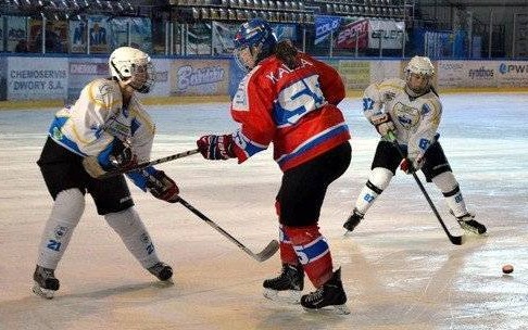HOKEJ NA LODZIE. Kozice z wielkopolskiej stolicy gościły w oświęcimskiej hali lodowej