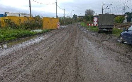 OŚWIĘCIM. Droga tonie w błocie, a mieszkańcy są zrozpaczeni... Wykonawca się tłumaczy i zapowiada poprawę