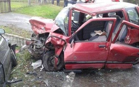 WŁOSIENICA. Wypadek na Długiej. Kierowca volkswagena stracił panowanie nad pojazdem. Jedna osoba w szpitalu - ZDJĘCIA