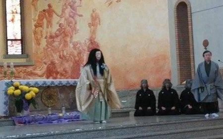 OŚWIĘCIM. Japońscy artyści oddali hołd ofiarom ludobójstwa. Towarzyszył im ambasador Kraju Kwitnącej Wiśni