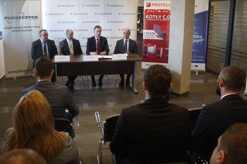 ZATOR. Marszałek Małopolski wręczył umowy o dotacje dla firm dbających o ekologię - ZDJĘCIA