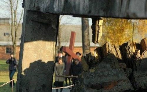 BRZEZINKA. Droga Krzyżowa pośród obozowych baraków i ruin krematoriów