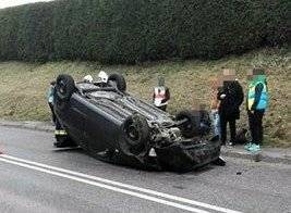 JAWISZOWICE. Dachowanie fiata na Bielskiej. Ruch wahadłowy