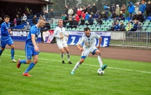 PIŁKA NOŻNA. Żegnamy futbolową jesień. Biało-niebieska niespodzianka!