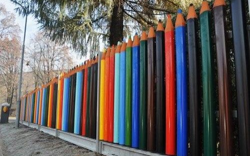 OŚWIĘCIM. Kolorowe kredki z pudełeczka wyszły... Ogrodzenie Miejskiego Przedszkola nr 16 cieszy oczy nie tylko dzieci - ZDJĘCIA