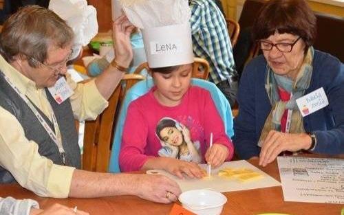 OŚWIĘCIM. Pierwszoklasiści z „Jedenastki” u seniorów w Dziennym Domu Pomocy. Było smacznie i... patriotycznie