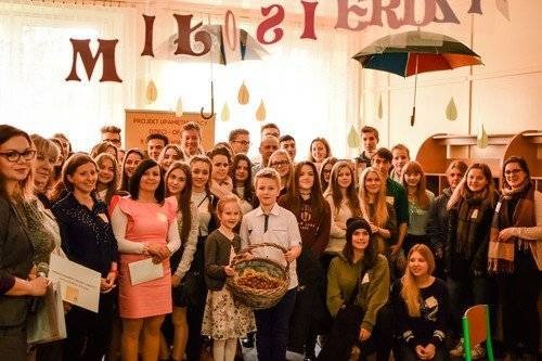 OŚWIĘCIM. Młodzi Polacy i Niemcy wspólnie sadzili krokusy. Każdy z kwiatów symbolizuje małą ofiarę hitlerowskich morderców - ZDJĘCIA