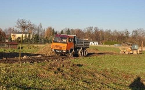 PORĘBA WIELKA. Jedna koparka wiosny nie czyni, ale... Plac budowy wyrwany z uśpienia - ZDJĘCIA