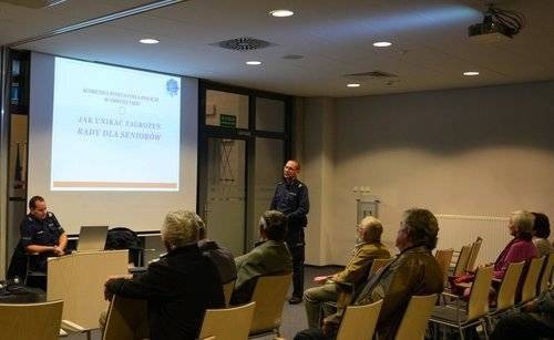 OŚWIĘCIM. Policjanci w książnicy z seniorami. Ostrzegali starsze osoby przed oszustami i piratami na drodze