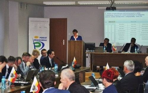 OŚWIĘCIM. - Dyrektor jest czasem samobójcą - wyznała Agata Lebica. Radni słuchali słów dyrektor „Budowlanki” z uwagą, ale większość zignorowała jej apel o pozostawienie placówki na ul. Obozowej