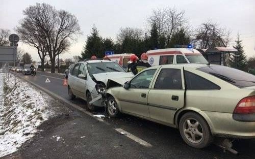 BIELANY. Wypadek na ulicy Kęckiej. Trzy osoby poszkodowane. Ruch wahadłowy na DW 948 - ZDJĘCIA. AKTUALIZACJA