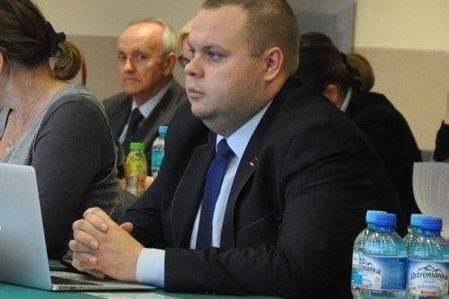 OŚWIĘCIM. - Czy oświetlanie zamkniętej drogi jest przejawem gospodarności? - pyta prezydenta radny Przewoźnik