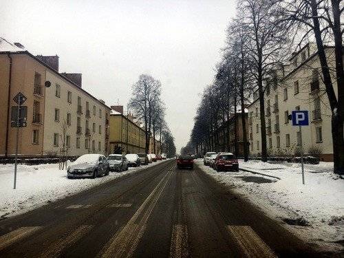 OŚWIĘCIM. Ulica Słowackiego już przejezdna po przebudowie. Widać niewiele, bo sypnęło śniegiem - ZDJĘCIA