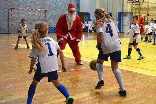 OŚWIĘCIM. Mikołajkowe turnieje Akademii Piłkarskiej Unia Oświęcim czas zacząć! - FOTORELACJA
