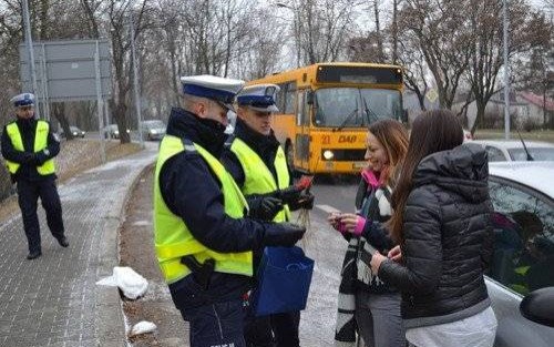 OŚWIĘCIM. Mikołajkowy patrol drogówki. Rózgi dla piratów, lizaki dla jeżdżących prawidłowo - ZDJĘCIA