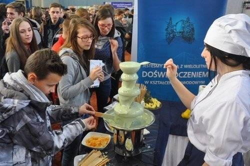 OŚWIĘCIM. Powiatowe Targi Edukacyjne w hali „Chemika”. Potrwają do jutra - ZDJĘCIA