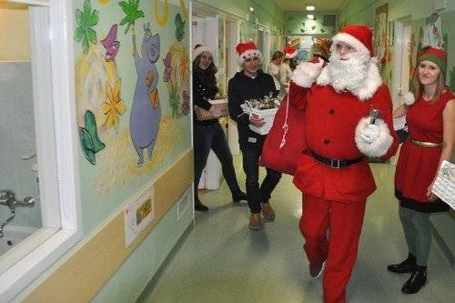 OŚWIĘCIM. Święty Mikołaj z liczną świtą wylądował w Szpitalu Powiatowym - ZDJĘCIA