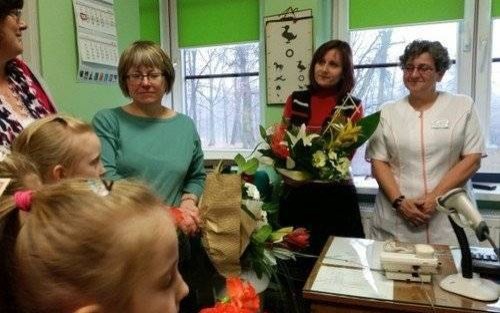 GROJEC. Pacjenci pożegnali lekarzy i pielęgniarki. Kwiaty i laurki od najmłodszych - ZDJĘCIA