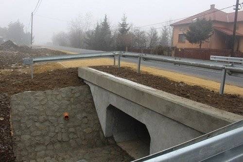 BIELANY. Modernizacja ul. Na Włosień. Wspólna inwestycja dwóch samorządów