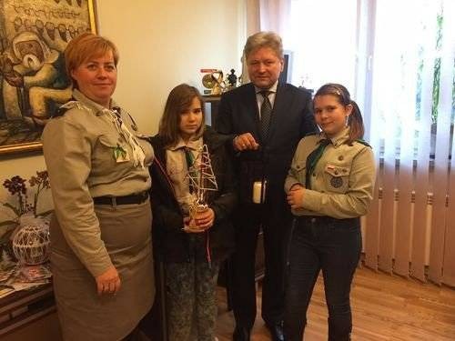 CHEŁMEK. Harcerze z Betlejemskim Światłem Pokoju dotarli do magistratu